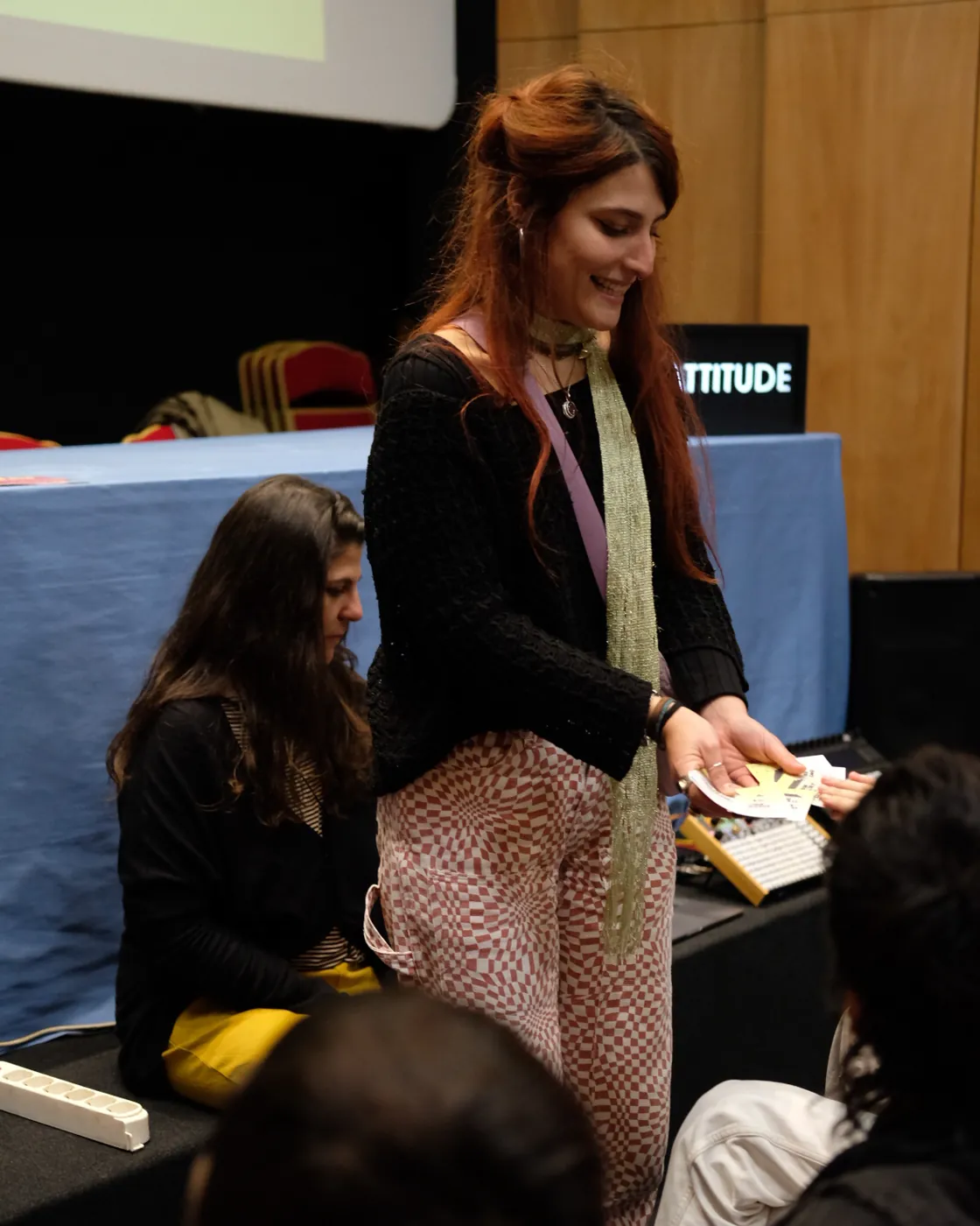 Una partecipante distribuisce dei biglietti durante un workshop